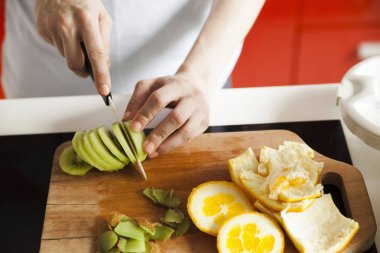 Mutfakta genç bir kadın.