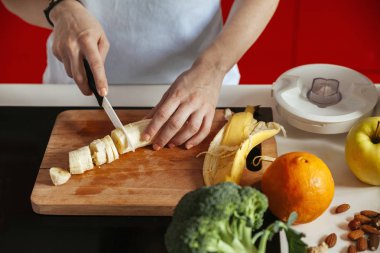 Mutfakta genç bir kadın.