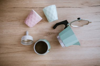 Kahve hazırlıyorum.