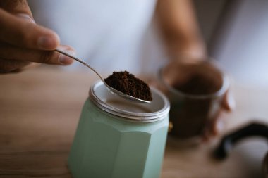 Kahve hazırlıyorum.