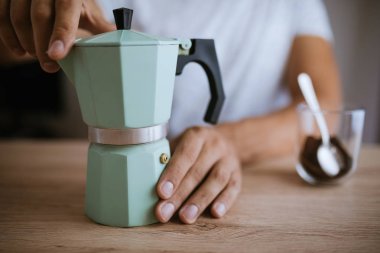 Moka pot kahve hazırlama