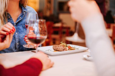 Genç arkadaşlar Öğle Yemeği