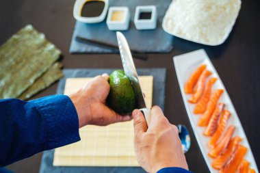 Avokado hazırlanmaktadır