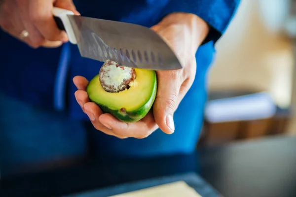 Fresh Avocado Being Cut — Stock Photo, Image