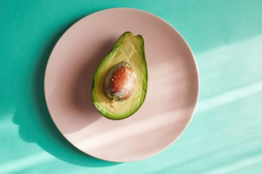 Bir plaka üzerinde taze avokado