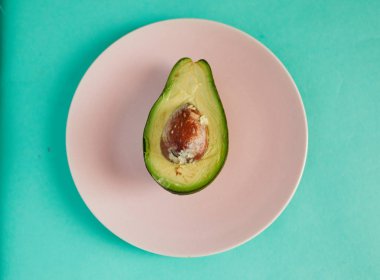 Bir plaka üzerinde taze avokado