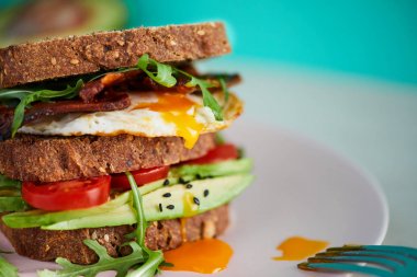Yumurta ve pastırma bir plaka ile ekmek üzerine avokado