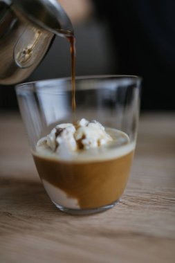 Kahve dondurmanın içine dökme. Affogato kahve yapma