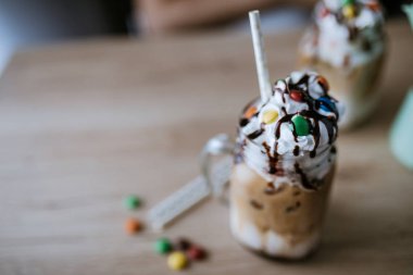 Buzlu kahve kahve çikolata şurubu ve düğme şekerler