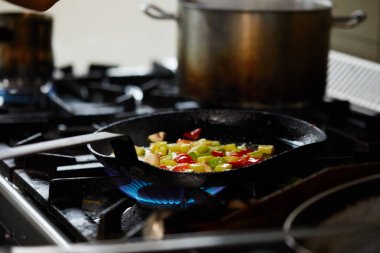 Sebze Omlettes için hazırlanıyor