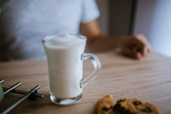 Kaca Dengan Milk Froth Disiapkan Untuk Latte Macchiato — Stok Foto