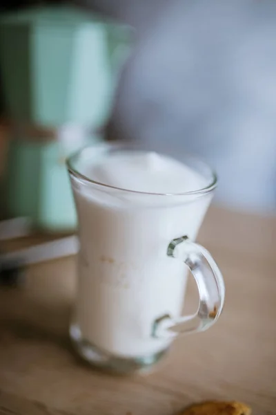 牛奶泡沫玻璃为拿铁玛奇朵咖啡准备 — 图库照片