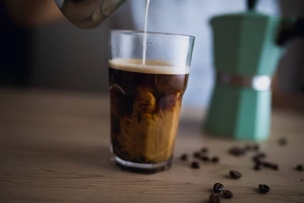 Menuang Susu Dalam Gelas Espresso — Stok Foto