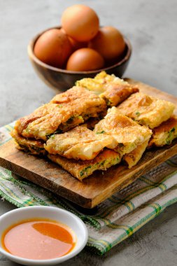 Martabak Telor veya Martabak Telur. Yumurta, et ve baharatla doldurulmuş tuzlu tavada kızartılmış hamur işi. Martabak Telur Endonezya sokak yemeklerinden biridir.