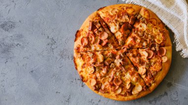 Kırsal gri arka planda pizza, üst manzara. Kıymalı pizza, kereviz ve Mozzarella peyniri..