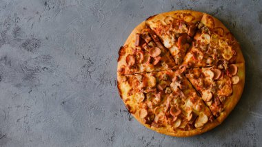 Kırsal gri arka planda pizza, üst manzara. Kıymalı pizza, kereviz ve Mozzarella peyniri..