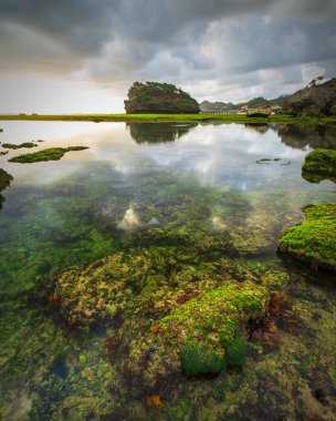 Yogyakarta, Endonezya 'daki Ngrumput plajında dramatik günbatımı gökyüzü. HDR işlendi