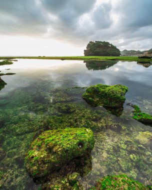 Yogyakarta, Endonezya 'daki Ngrumput plajında dramatik günbatımı gökyüzü. HDR işlendi