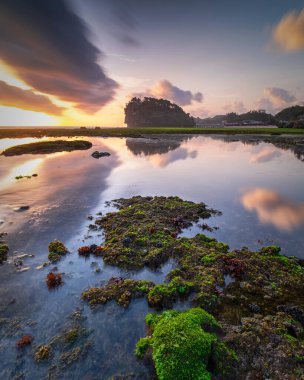 Yogyakarta, Endonezya 'daki Ngrumput plajında dramatik günbatımı gökyüzü. HDR işlendi