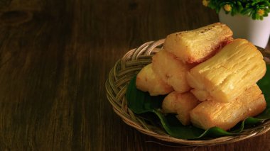 Kızarmış manyok kökü. Brezilya Mandioca Frita (bol yağda kızartılmış cassava / manioc / yuca). Feijoada garnitürü