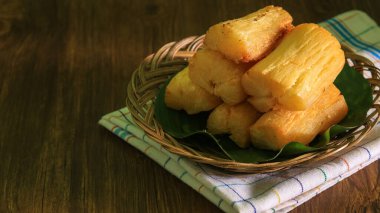 Kızarmış manyok kökü. Brezilya Mandioca Frita (bol yağda kızartılmış cassava / manioc / yuca). Feijoada garnitürü