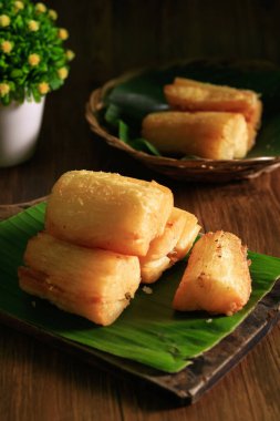 Kızarmış manyok kökü. Brezilya Mandioca Frita (bol yağda kızartılmış cassava / manioc / yuca). Feijoada garnitürü