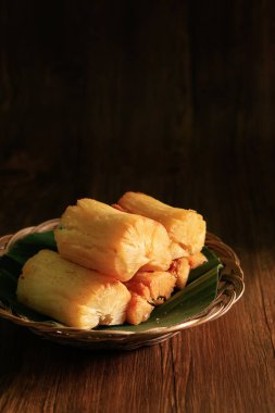 Kızarmış manyok kökü. Brezilya Mandioca Frita (bol yağda kızartılmış cassava / manioc / yuca). Feijoada garnitürü