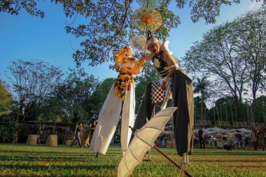 Prambanan, Yogyakarta / Endonezya - Eylül 06, 2019: Anoman ve Gatotkaca Endonezya Kahramanları Uzun Adam Stilt