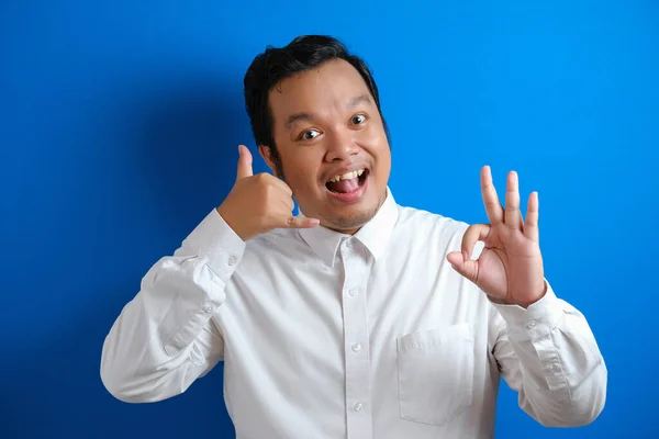 Młody Azjatycki Biznesmen Formalnej Białej Koszuli Uśmiecha Się Kamery Pokazuje — Zdjęcie stockowe