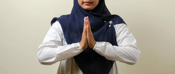 Asian Muslim Women Wearing Hijab Smiling Camera Gesturing Welcome Guests — 스톡 사진