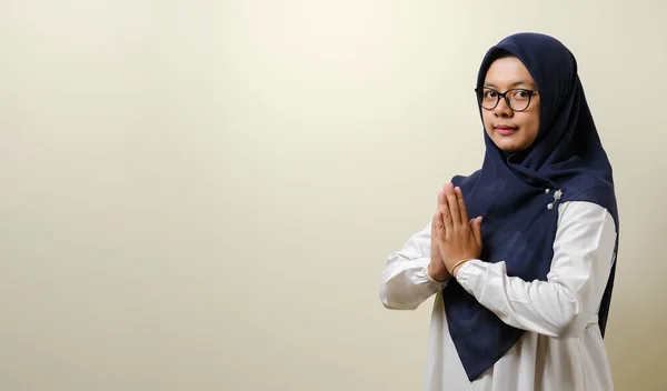 Perempuan Muslim Asia Mengenakan Jilbab Tersenyum Depan Kamera Untuk Menyambut — Stok Foto
