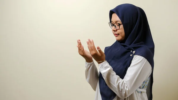 Azjatyckie Muzułmanki Hidżabie Modlą Się Pustą Przestrzenią Obok Niej — Zdjęcie stockowe