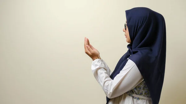 ヒジャーブを身に着けているアジア系ムスリム女性は 隣の空虚な空間で祈る — ストック写真