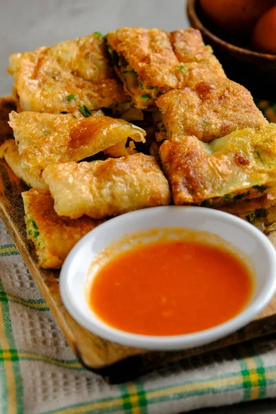 Martabak Telor veya Martabak Telur. Yumurta, et ve baharatla doldurulmuş tuzlu tavada kızartılmış hamur işi. Martabak Telur Endonezya sokak yemeklerinden biridir.