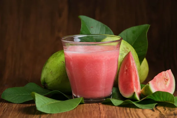 Rode Guava Sap Wordt Geserveerd Een Houten Achtergrond Met Guava — Stockfoto