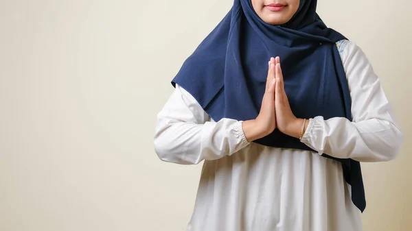 Asian Muslim Women Wearing Hijab Smiling Camera Gesturing Welcome Guests — 스톡 사진
