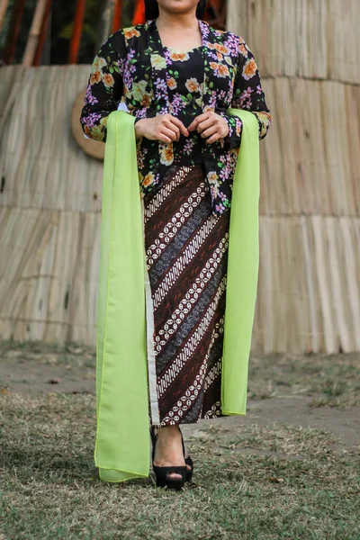Retrato Una Hermosa Mujer Usando Kebaya Ropa Tradicional Javanesa —  Fotos de Stock
