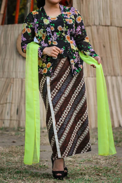 Πορτρέτο Της Όμορφης Γυναίκας Που Φοράει Kebaya Παραδοσιακά Ρούχα Της — Φωτογραφία Αρχείου