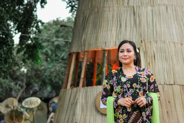 Prambanan Yogyakarta Indonesien September 2019 Porträtt Vacker Kvinna Klädd Kebaya — Stockfoto