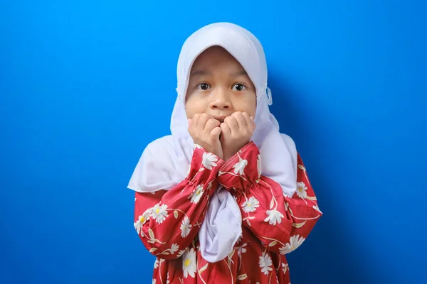 Portret Pięknej Azjatyckiej Muzułmanki Hidżabie Zszokowany Podczas Obgryzania Paznokcia Niebieskim — Zdjęcie stockowe