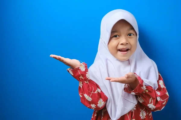 Amistosa Chica Musulmana Asiática Mostrando Algo Lado Con Ambas Manos —  Fotos de Stock