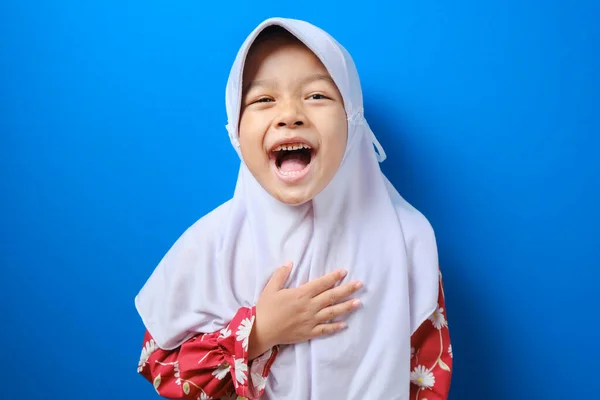 Sonriente Joven Musulmana Ropa Roja Hijab Mirando Cámara Aislada Sobre —  Fotos de Stock