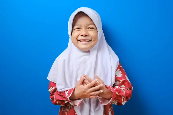 Sorrindo Menina Muçulmana Jovem Hijab Roupas Vermelhas Olhando Câmera Isolada — Fotografia de Stock