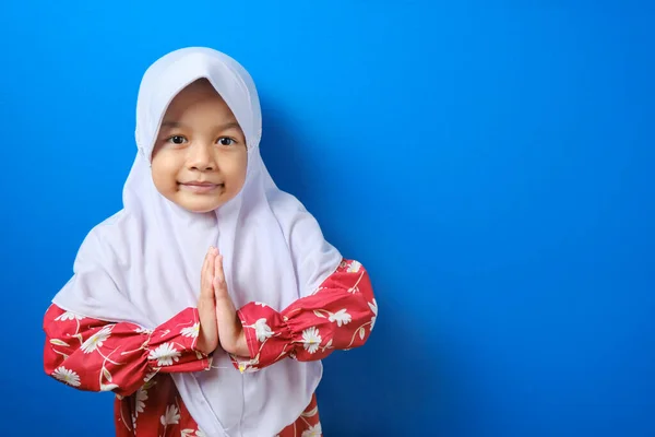 Jovem Menina Muçulmana Asiática Vestindo Gesto Hijab Saudação Convidado Acolhedor — Fotografia de Stock