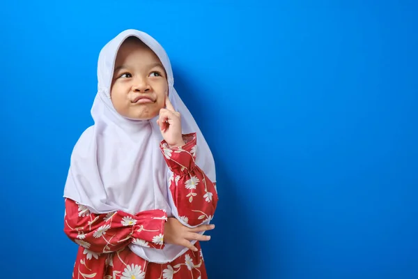 Retrato Joven Chica Musulmana Asiática Parecía Feliz Pensando Mirando Hacia —  Fotos de Stock