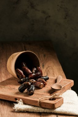 Tarihler ahşap bir masada servis edilir. Tipik Orta Doğu meyvesi, genellikle oruç tutarken yenir.