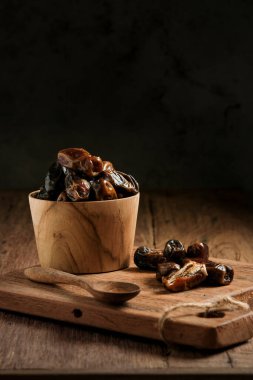 Tarihler ahşap bir masada servis edilir. Tipik Orta Doğu meyvesi, genellikle oruç tutarken yenir.