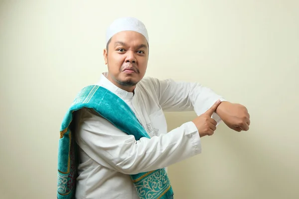 Retrato Jovem Homem Muçulmano Asiático Apontando Para Seu Relógio Pulso — Fotografia de Stock