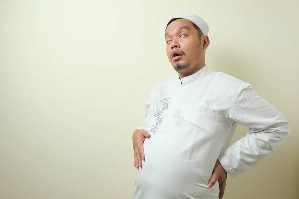 Homens Muçulmanos Asiáticos Sentem Muito Cheios Depois Comer Muita Comida — Fotografia de Stock