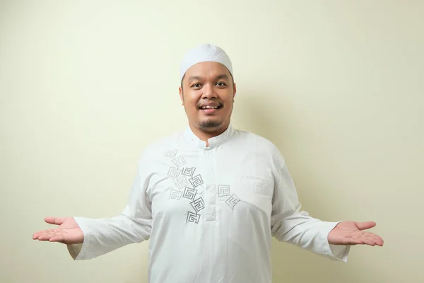 Retrato Jovem Muçulmano Asiático Sorrindo Apontando Para Apresentação Algo Seu — Fotografia de Stock